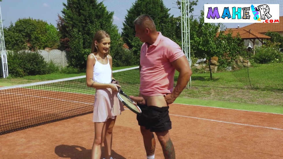 Tenis topu kaybolunca erkeğin toplarla oynadı