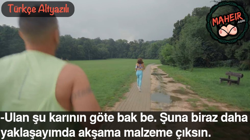 Parkta Koşu Yaparken Önünde Koşan Kızın Göte Bakıyor