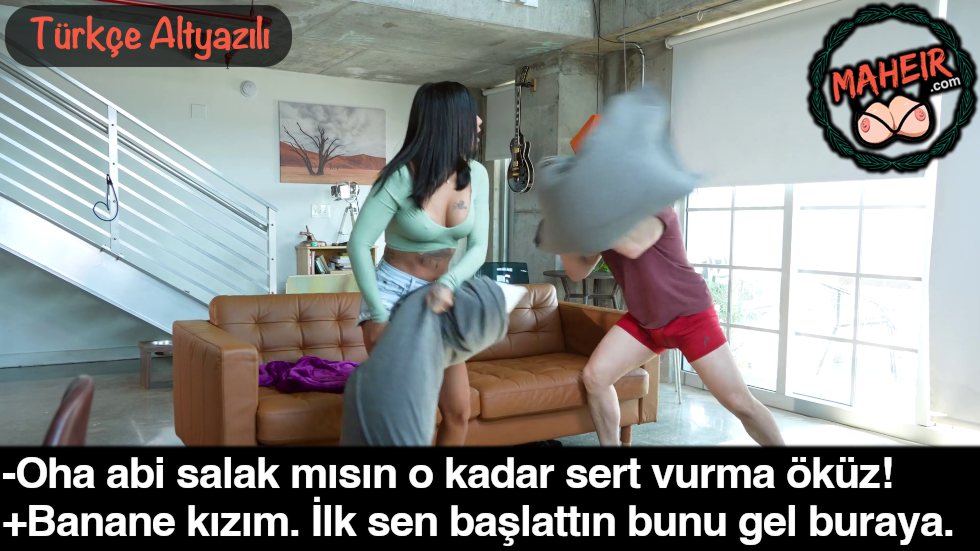 Ablasıyla Yastık Savaşı Yaparken Kızı Elleyip Zevke Geliyor