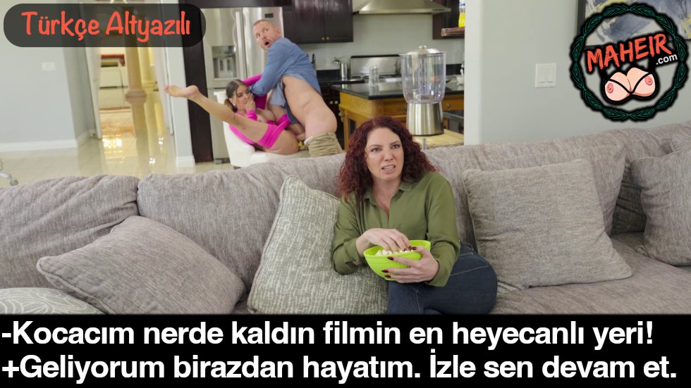 Karısı TV İzlerken Arkada Çaktırmadan Genç Kızını Sikiyor