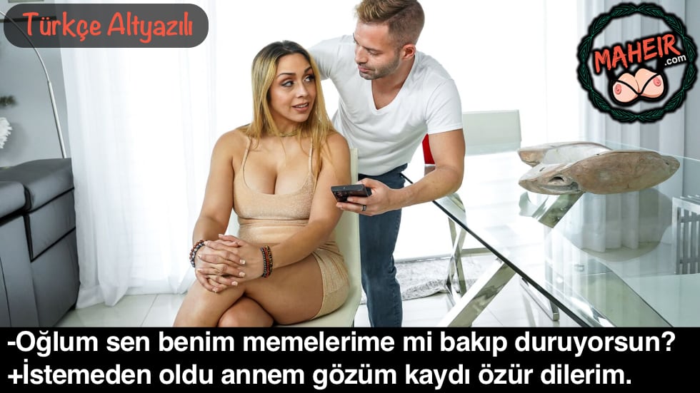 Anneme Telefondan Bir Şeyler Gösterirken Gözüm Memelerine Kaydı